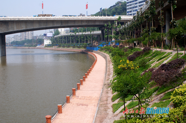 甜城湖：兩岸風光美如畫