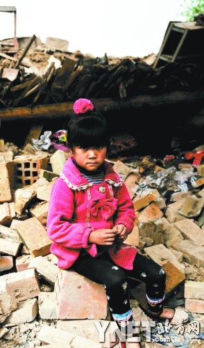 定西地震：3孤兒含淚埋葬了媽媽 17歲的她從此成了家長