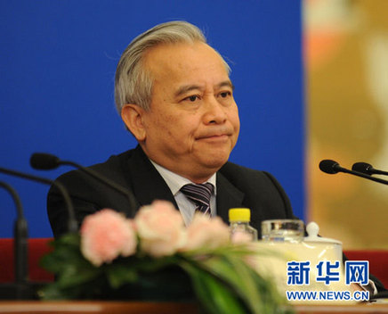 委員參加全國政協(xié)十一屆四次會議記者會