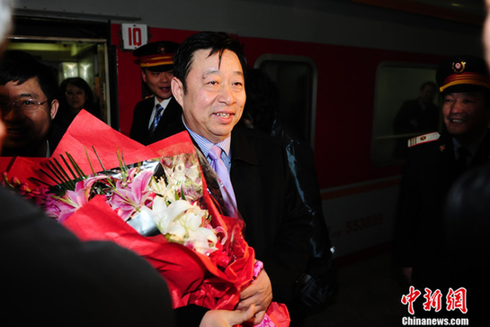 禮儀小姐在機(jī)場(chǎng)等候委員抵達(dá)