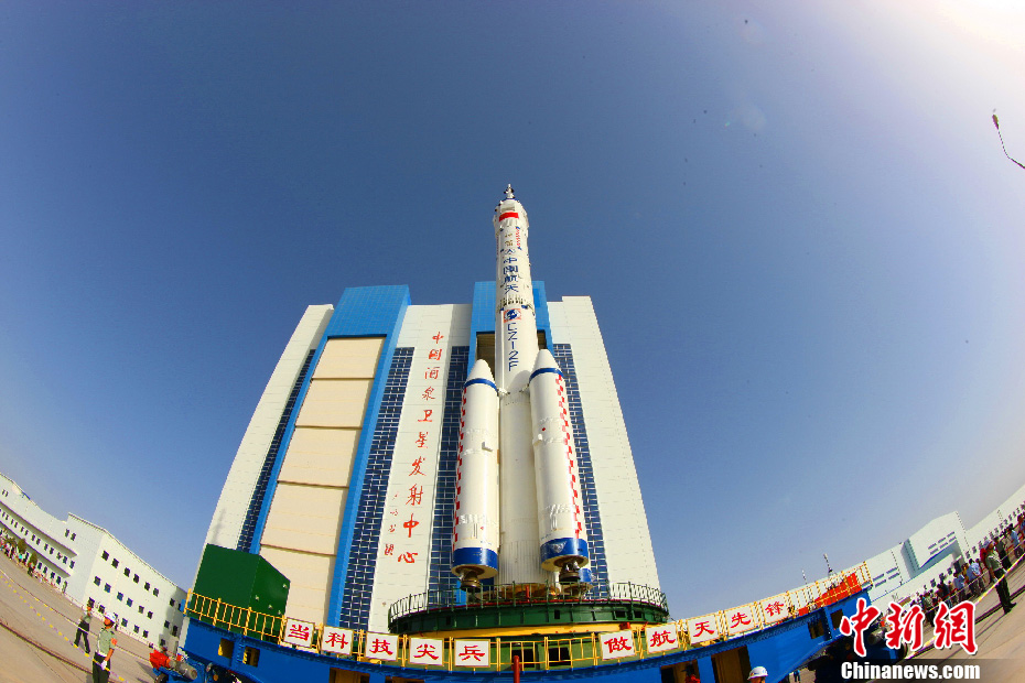 神舟十號(hào)飛船轉(zhuǎn)運(yùn)至發(fā)射區(qū)(高清)