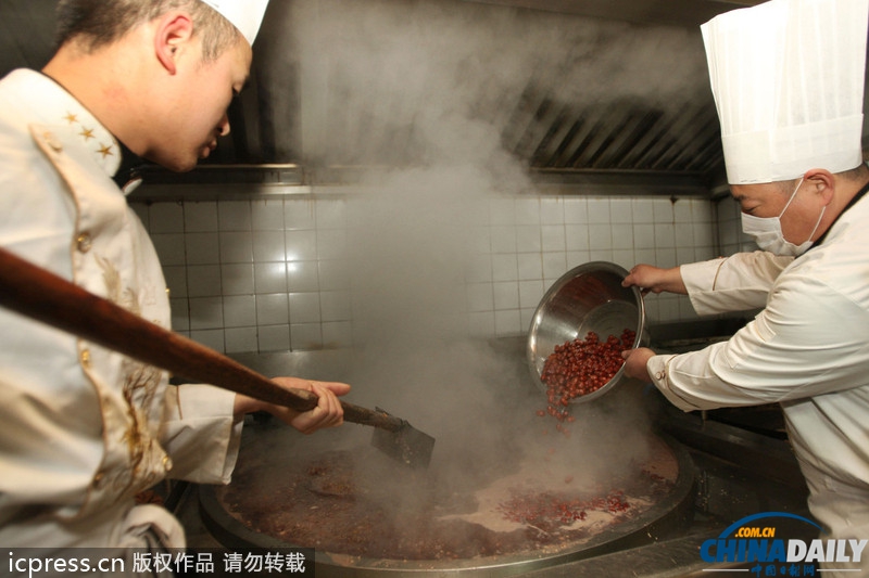 臘八節(jié)各地熬制臘八粥供市民免費領取