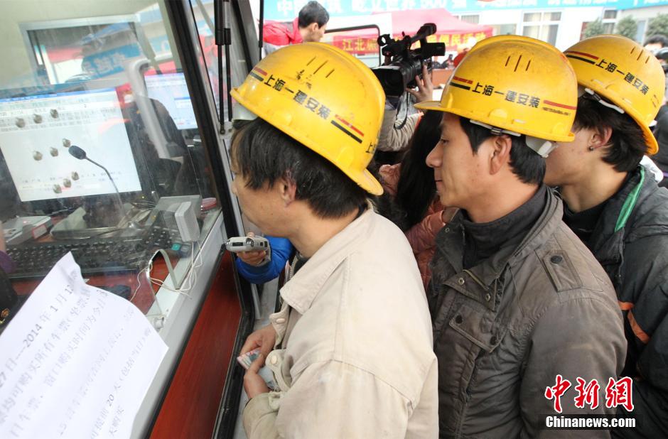 重慶火車站移動(dòng)售票車開進(jìn)工地為農(nóng)民工現(xiàn)場售票