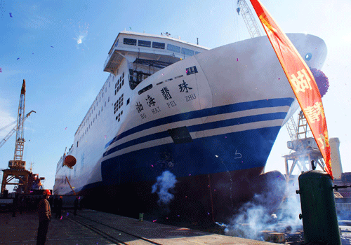 “渤海翡珠”輪在山東榮成下水