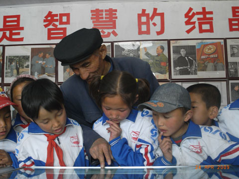 新疆有個哈薩克族的“紅色書屋”