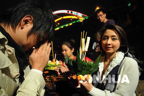 泰國留學(xué)生梧州過水燈節(jié)