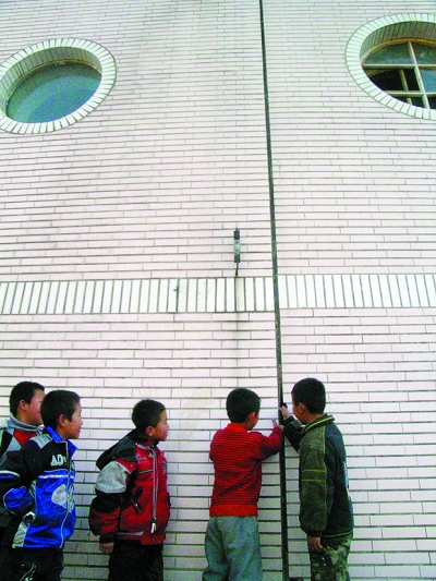 哈爾濱市金馬小學(xué)500學(xué)生危樓里挨凍上課