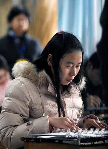 新疆上萬人參加公務員考試