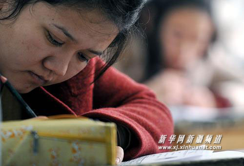 新疆上萬人參加公務員考試