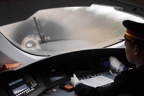 武廣鐵路客運專線成功試運行 時速達(dá)394公里