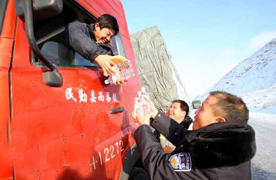 新疆甘肅交界交通堵塞一周 上千車輛滯留(組圖)