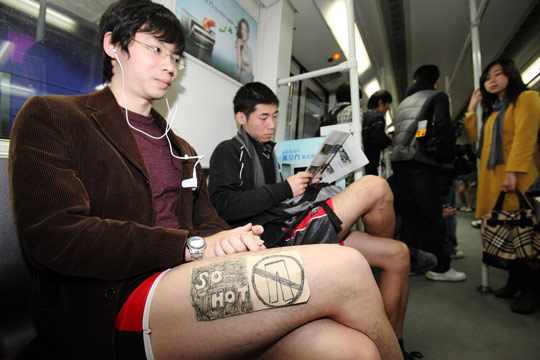 廣州網友不穿褲子搭地鐵 宣傳低碳生活