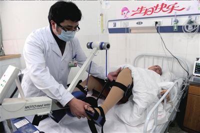 社會(huì)各界今為王長榮過病床上的生日