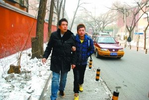 國內(nèi)首例公開辦婚禮同性戀者每天遭數(shù)十人圍觀