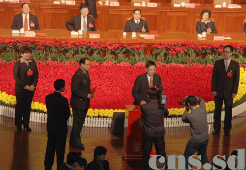 山東省政協補選劉偉為主席(組圖)