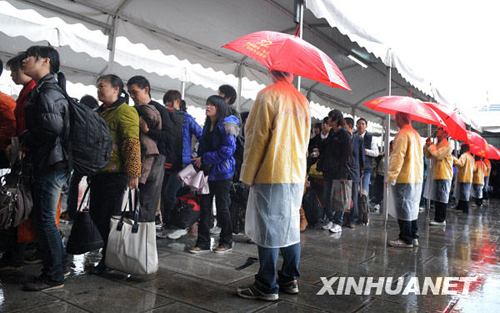 廣州日發(fā)送旅客23萬 雨中春運(yùn)秩序井然