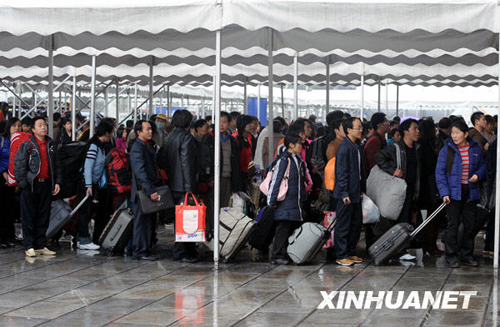 廣州日發送旅客23萬 雨中春運秩序井然