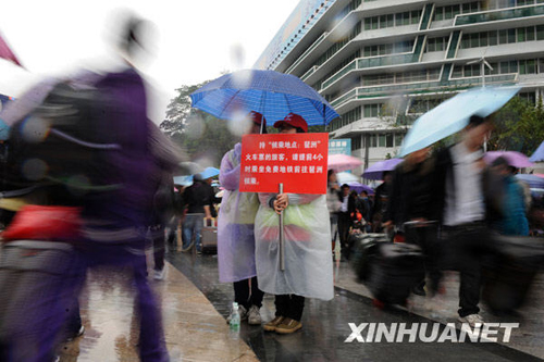 廣州日發送旅客23萬 雨中春運秩序井然