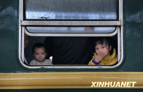 廣州日發送旅客23萬 雨中春運秩序井然