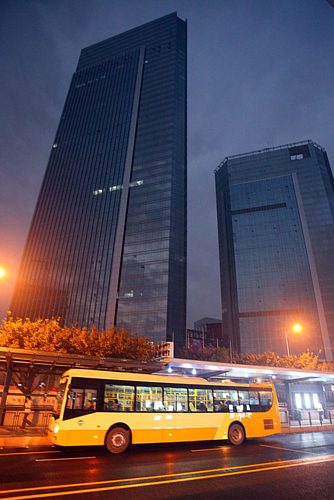 廣州BRT公交系統(tǒng)開(kāi)通試運(yùn)營(yíng)