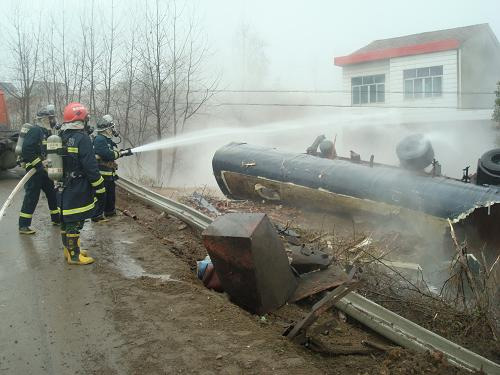 湖北松滋：車禍導(dǎo)致鹽酸傾泄 200余村民緊急疏散