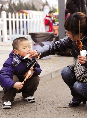 廟會謝幕攤主狂甩(組圖)