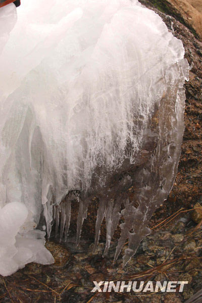 新疆庫姆塔格沙漠大峽谷出現冰雪奇觀