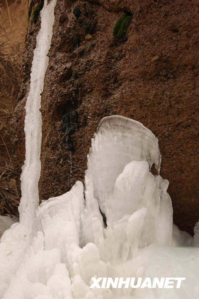 新疆庫姆塔格沙漠大峽谷出現冰雪奇觀