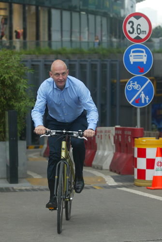 挪威領(lǐng)事體驗廣州交通 探討城市低碳生活方式