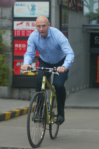 挪威領(lǐng)事體驗廣州交通 探討城市低碳生活方式