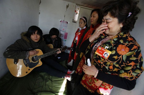 全國政協委員北京唐家嶺落淚訪“蟻族”(組圖)