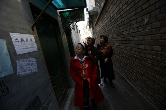 全國政協委員北京唐家嶺落淚訪“蟻族”(組圖)