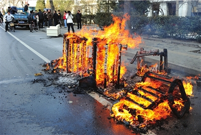 車載沙發起火武警幫忙撲滅