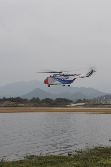 中國(guó)首架大型民用直升機(jī)AC313首飛成功(組圖)