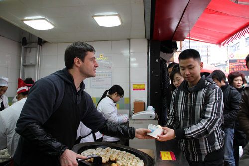 瑞士人“精確生煎包”走紅湖北武漢街頭