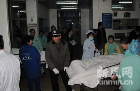 S4高速金山方向一大客車翻車 37人受傷