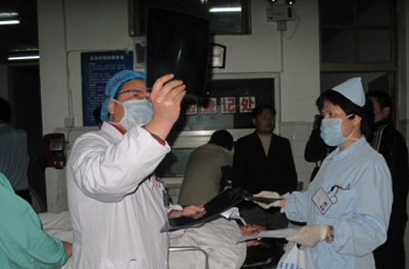 S4高速金山方向一大客車翻車 37人受傷