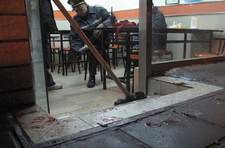 一男子深夜吉祥餛飩店門前捅傷店員