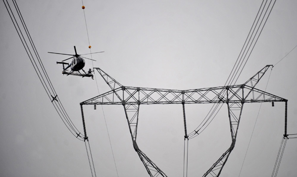 我國首次在超高壓輸電線路成功實施直升機帶電作業