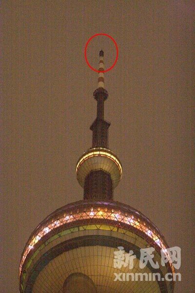 上海東方明珠塔頂發(fā)生火災(zāi) 疑遭雷擊(圖)