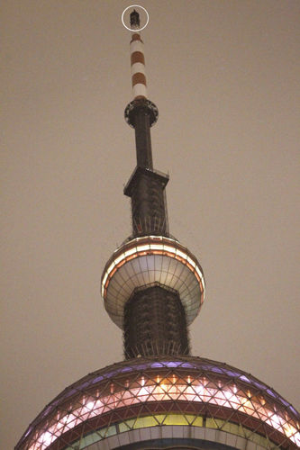 上海東方明珠塔頂發生火災 疑遭雷擊(圖)