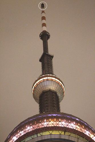 上海東方明珠塔頂端發射架發生火災 無人員傷亡