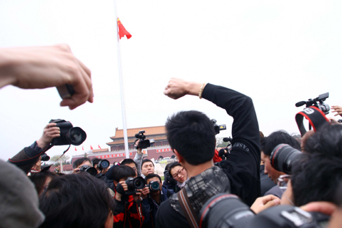 北京天安門降半旗 首都市民悼念玉樹同胞