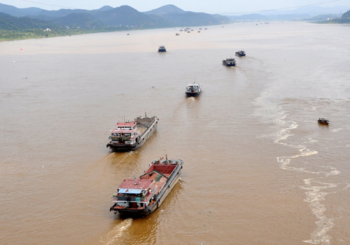 西江水位上漲 貨運船只增多