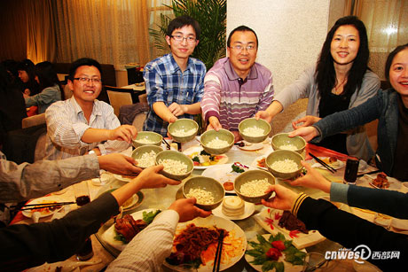 網媒陜西“美食之旅”：采訪團品嘗“天下第一碗”