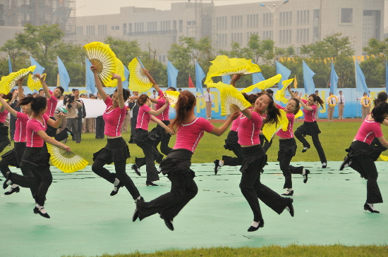 第四屆全國體育大會跳傘比賽開幕（圖）