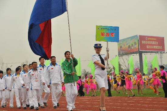 第四屆全國體育大會跳傘比賽開幕（圖）