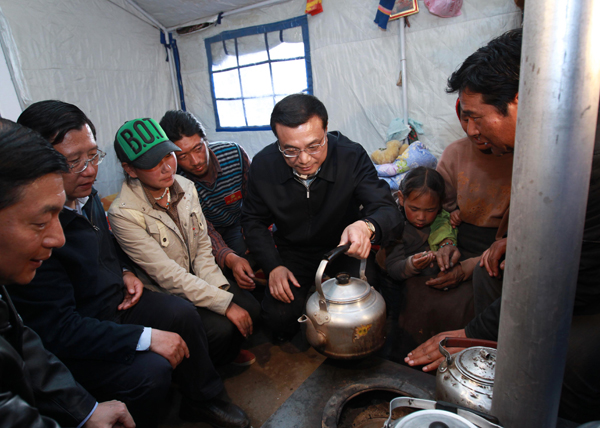李克強在玉樹地震災區考察并主持召開災后重建現場辦公會