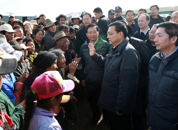 李克強(qiáng)在玉樹地震災(zāi)區(qū)考察并主持召開災(zāi)后重建現(xiàn)場(chǎng)辦公會(huì)