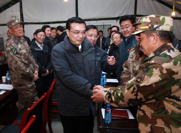 李克強在玉樹地震災區考察并主持召開災后重建現場辦公會